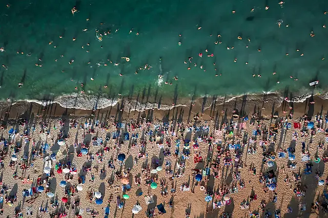 Praias do litoral de SP estão cheias devido ao calor.