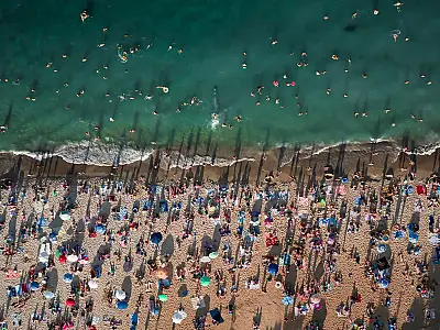 Praias do litoral de SP estão cheias devido ao calor.