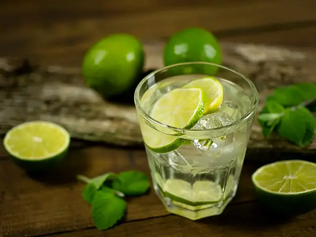 Caipirinha servida no copo: símbolo nacional com origem disputada.
