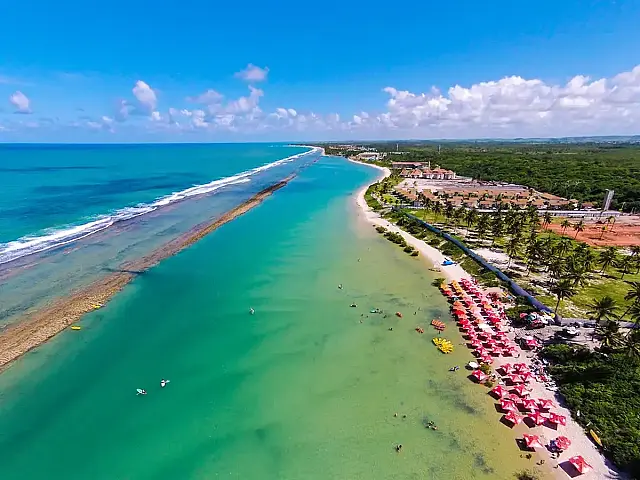 Descubra por que a Praia de Muro Alto, dona da maior piscina natural da América Latina.