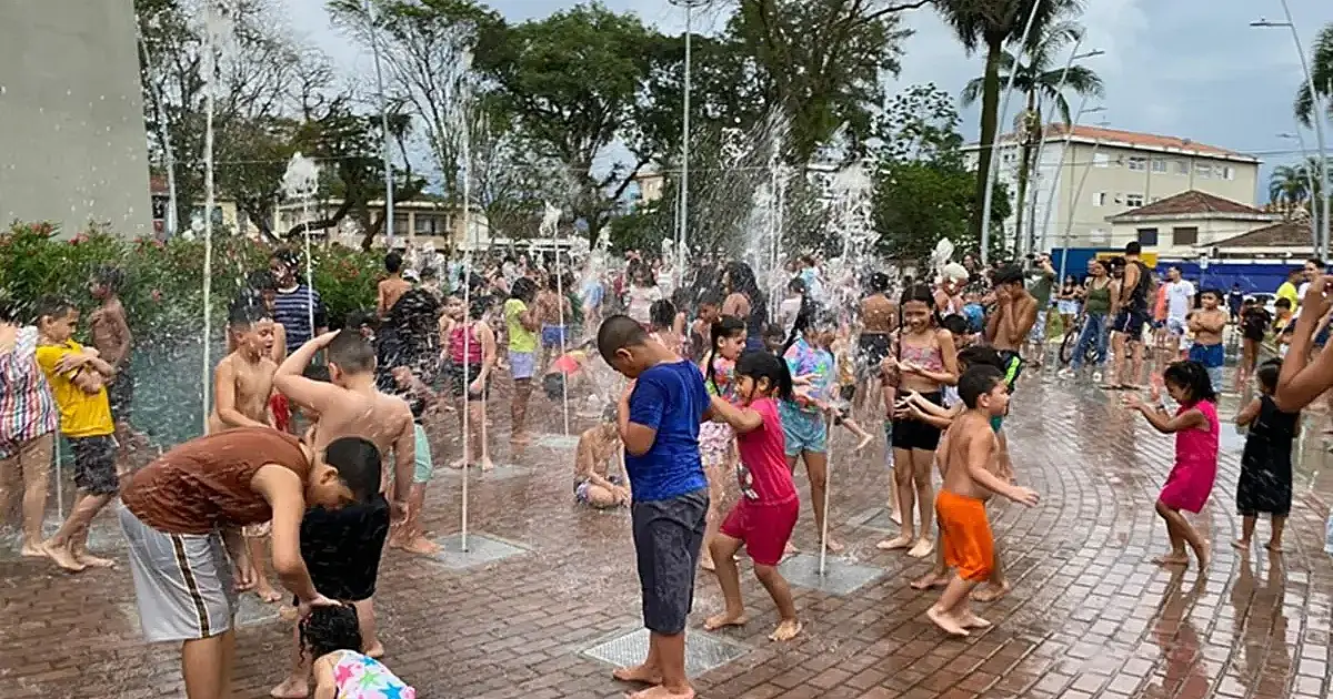 Fonte interativa vira refúgio contra o calor em Cubatão e atrai famílias no verão