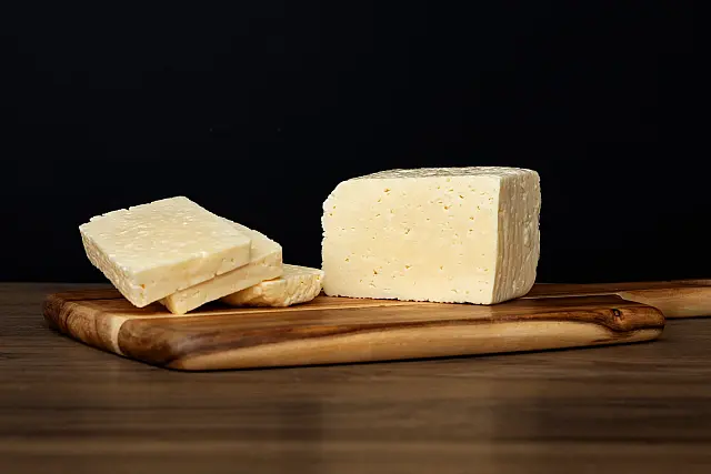 Delicioso queijo fresco com vinagre e leite
