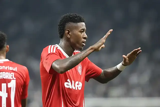 Vitão em ação pelo Internacional