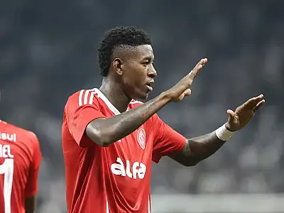 Vitão em ação pelo Internacional