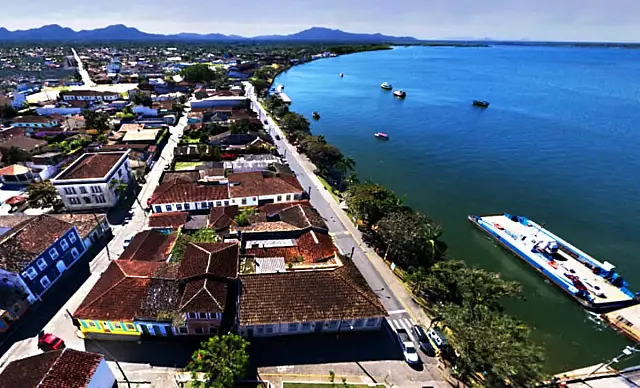 Com atmosfera típica de vila caiçara, Cananéia se destaca pelo senso comunitário.
