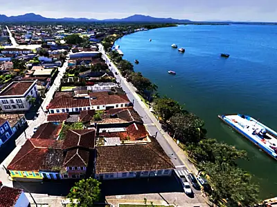 Com atmosfera típica de vila caiçara, Cananéia se destaca pelo senso comunitário.