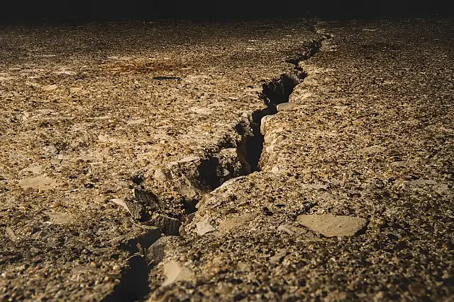 Fissuras, tremores e mudanças na paisagem indicam a ruptura.