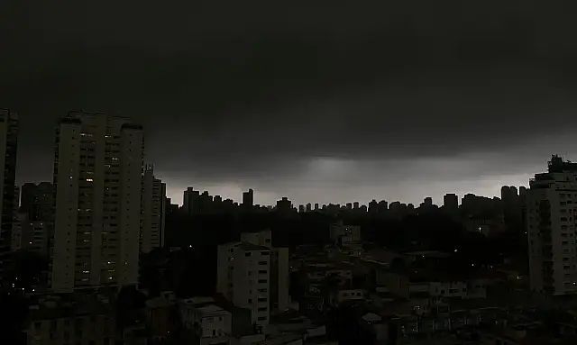Descubra os detalhes do Ciclone que se forma no Sudeste do Brasil a partir de 30 de janeiro. Inmet prevê chuvas fortes em SP, RJ e MG, com granizo e transtornos.