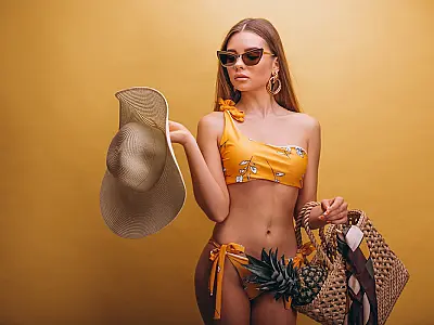 A moda praia sofisticada em 2026 valoriza boa modelagem, conforto real e materiais de qualidade.