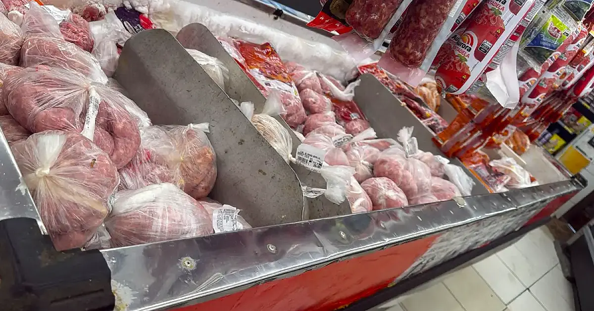 Supermercado em São Gonçalo interditado: 1,3 tonelada de carnes e frios jogados fora