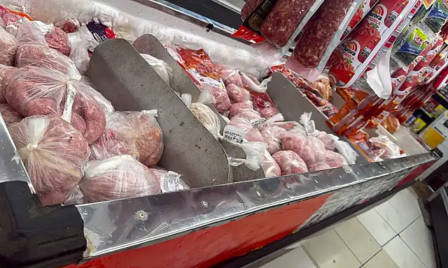 Produtos para consumo foram apreendidos e um supermercado na Trindade foi interditado.