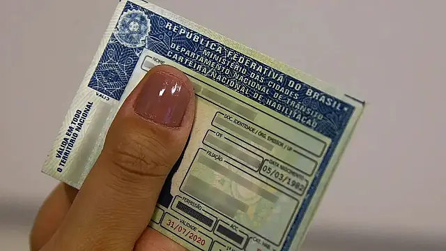 Carteira Nacional de Habilitação (CNH) brasileira, agora válida em Portugal.