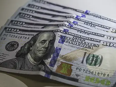 O dólar cai para R$ 5,20 nesta terça (27), menor cotação em 20 meses.