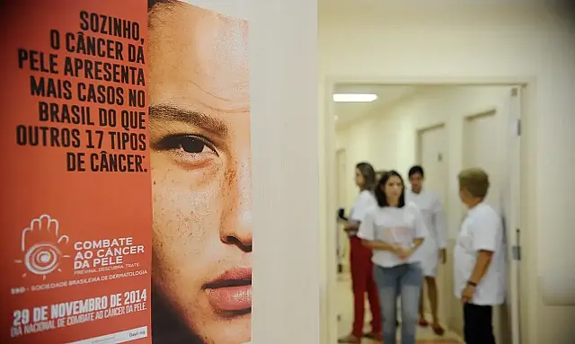 Casos de câncer de pele disparam no Brasil em dez anos