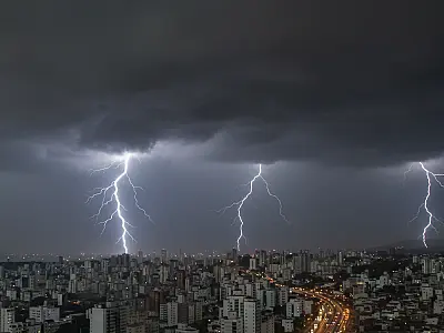 Minas Gerais enfrenta alerta de perigo para tempestades, rajadas de vento e granizo devido a ciclone.