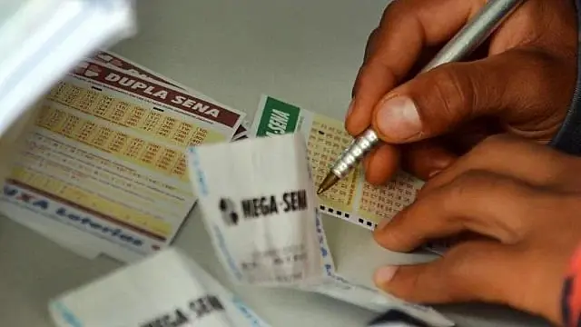 Marcando cartela da Mega-Sena.