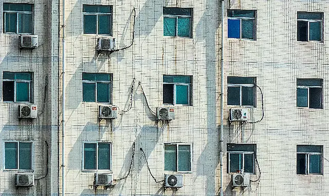 As regras sobre fachada buscam equilibrar conforto individual, segurança e organização.