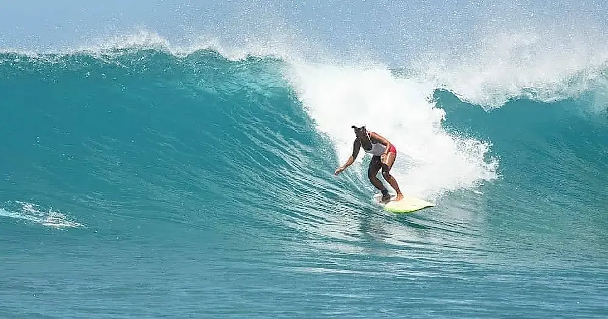 Surfista brasileira que venceu tubarão morre aos 62 no Havaí