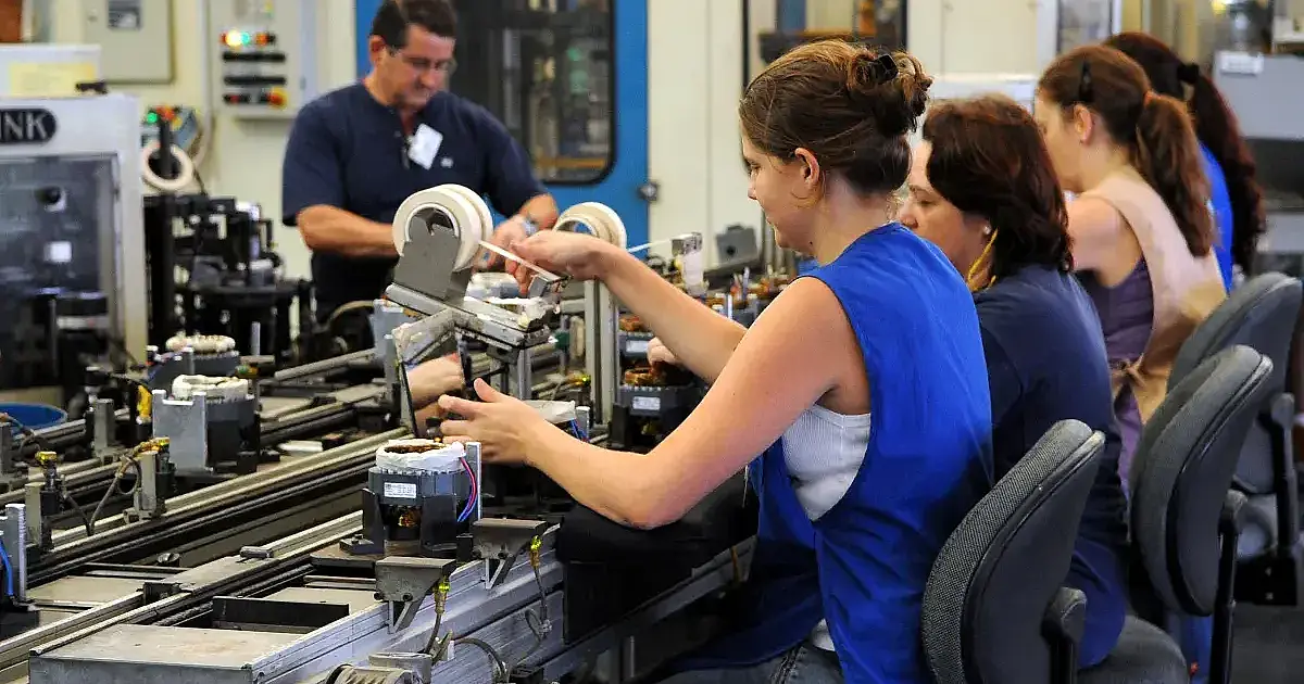Indústria cresce em faturamento, mas emprego despenca