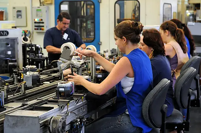Indústria cresce em faturamento, mas emprego despenca