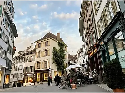 Descubra como as favelas na Suíça, em Basileia, proporcionam qualidade de vida superior a muitas cidades do mundo, com IDH altíssimo e serviços públicos para todos.