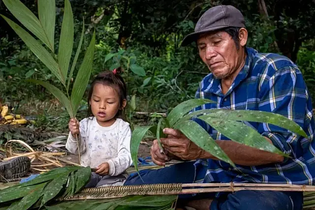 Integrantes da etnia Tsimane, onde o estilo de vida ativo e a alimentação natural estão associados ao envelhecimento mais lento.