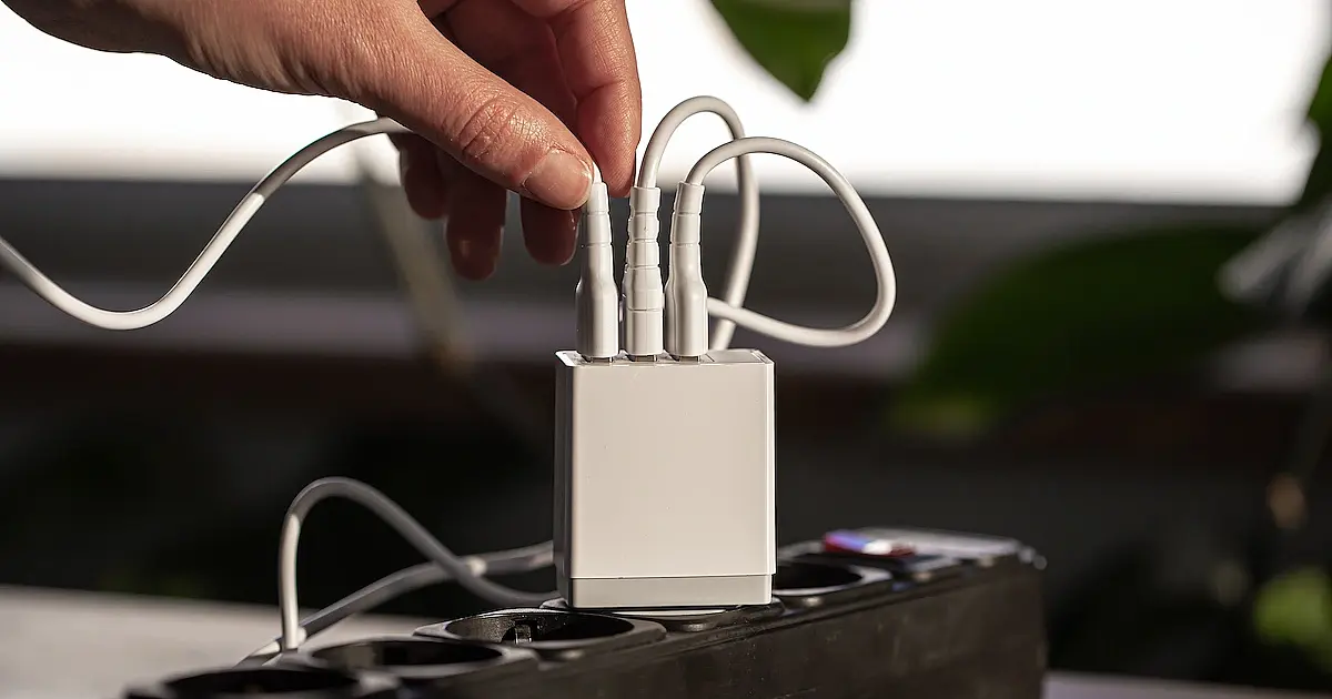 Carregador na tomada: o gasto invisível que pesa na conta