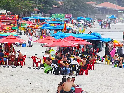 Regra para uso de guarda-sol nas praias do Brasil vigora no verão 2026.