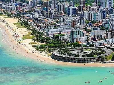Com praias quentes, ritmo calmo, orla sem arranha ceus e um por do sol lendario a capital queridinha dos brasileiros.