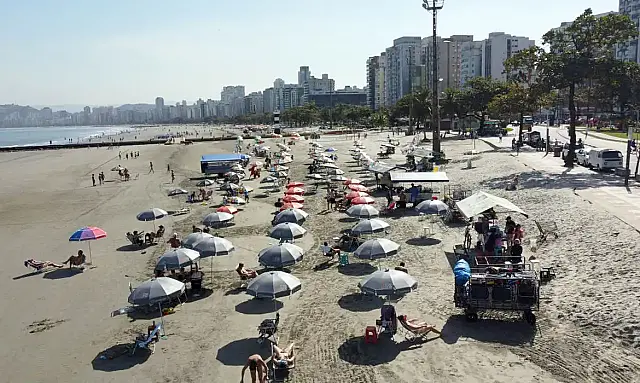 A balneabilidade das praias de SP preocupa: Baixada Santista tem 15 pontos ruins perto da capital.