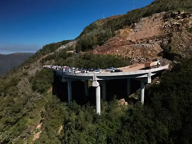 Rodovia que está sendo construída na região da Serra da Rocinha.