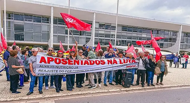 Ato na Praça dos Três Poderes pressiona por demandas como auxílio-nutrição e per capita saúde para aposentados federais.