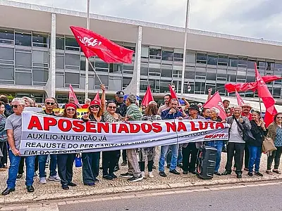 Ato na Praça dos Três Poderes pressiona por demandas como auxílio-nutrição e per capita saúde para aposentados federais.