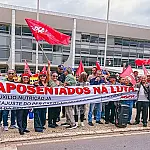 Em frente ao Palácio do Planalto, aposentados e pensionistas cobram atendimento de pautas
