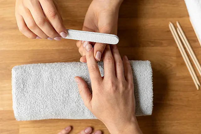 Aprenda como clarear unhas amareladas em casa de forma segura e rápida.