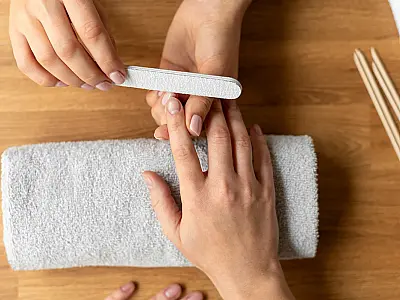 Aprenda como clarear unhas amareladas em casa de forma segura e rápida.