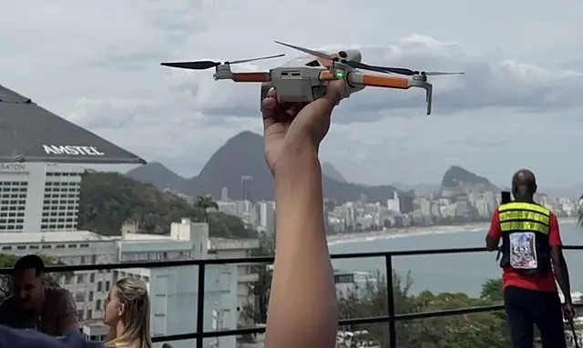 Descubra como o Na Favela Drone está revolucionando o turismo nas favelas do Rio de Janeiro, com voos incríveis e qualificação local para alta temporada.