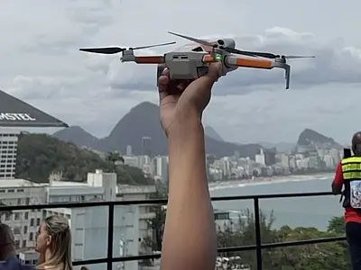Descubra como o Na Favela Drone está revolucionando o turismo nas favelas do Rio de Janeiro, com voos incríveis e qualificação local para alta temporada.