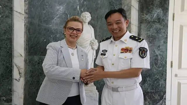 Secretária de Estado de Saúde recebe comandante do navio-hospital da China atracado no porto do Rio Janeiro.