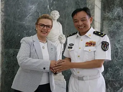 Secretária de Estado de Saúde recebe comandante do navio-hospital da China atracado no porto do Rio Janeiro.
