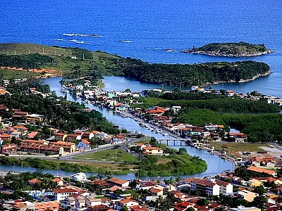 Foto áerea do bairro Boca da Barra e o encontro do rio com o mar em Rio das Ostras/RJ.