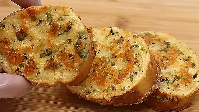 Rabanada salgada, dourada e macia, uma forma prática de transformar pão amanhecido em uma refeição simples e cheia de sabor.