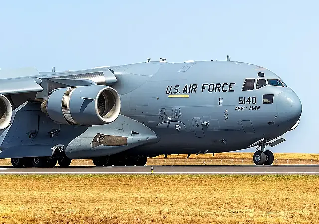 Avião dos EUA lotado de armas e munições desembarca ao lado do Brasil.