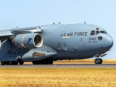 Avião dos EUA lotado de armas e munições desembarca ao lado do Brasil.