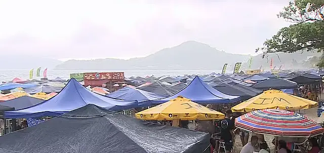 Aglomeração de tendas em Ubatuba, no Litoral Norte de São Paulo.