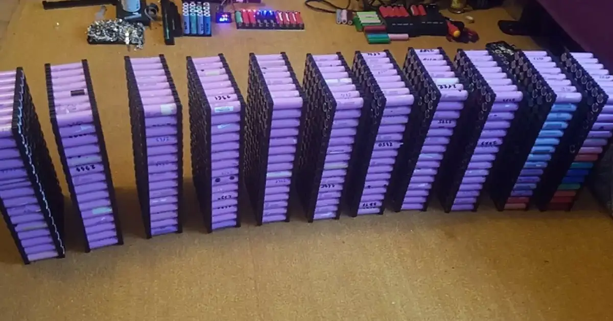 Homem alimenta casa há 10 anos só com baterias de notebook: "Já colecionei mais de 650"