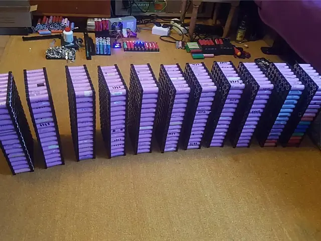Homem alimenta casa há 10 anos só com baterias de notebook: "Já colecionei mais de 650"