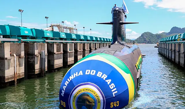 Lançamento ao mar do submarino Almirante Karam simboliza avanço do programa submarino brasileiro em meio a debates sobre dependência tecnológica externa.
