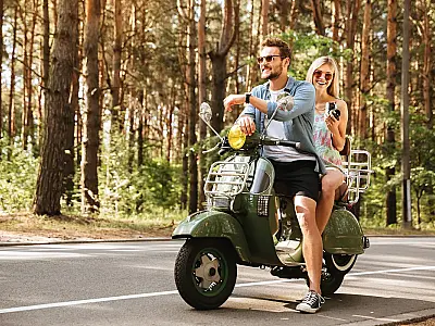 Motociclista e passageira sem capacete.