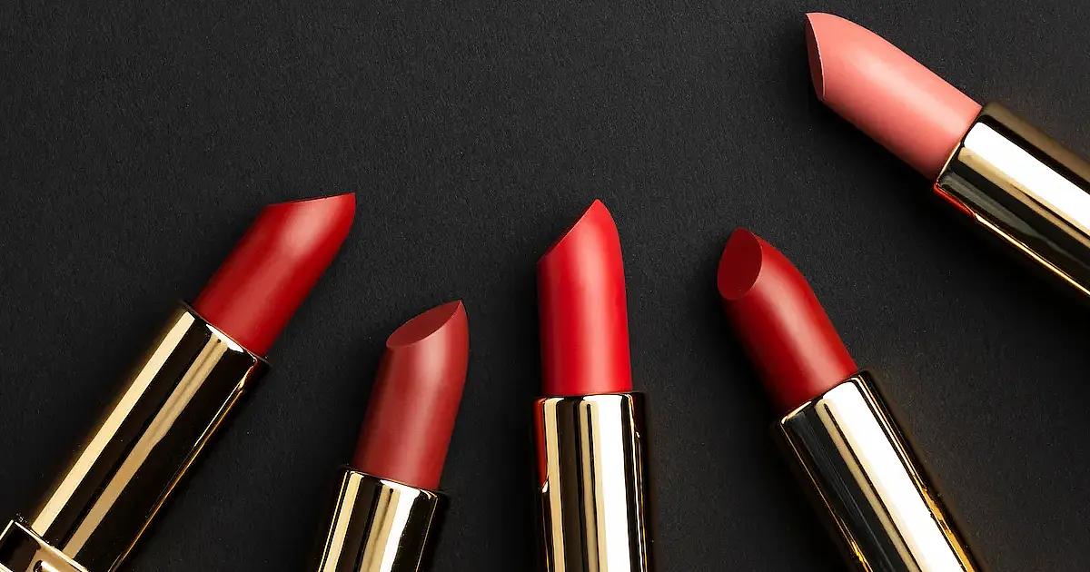 Vermelho queimado é o batom que vai dominar o verão 2026